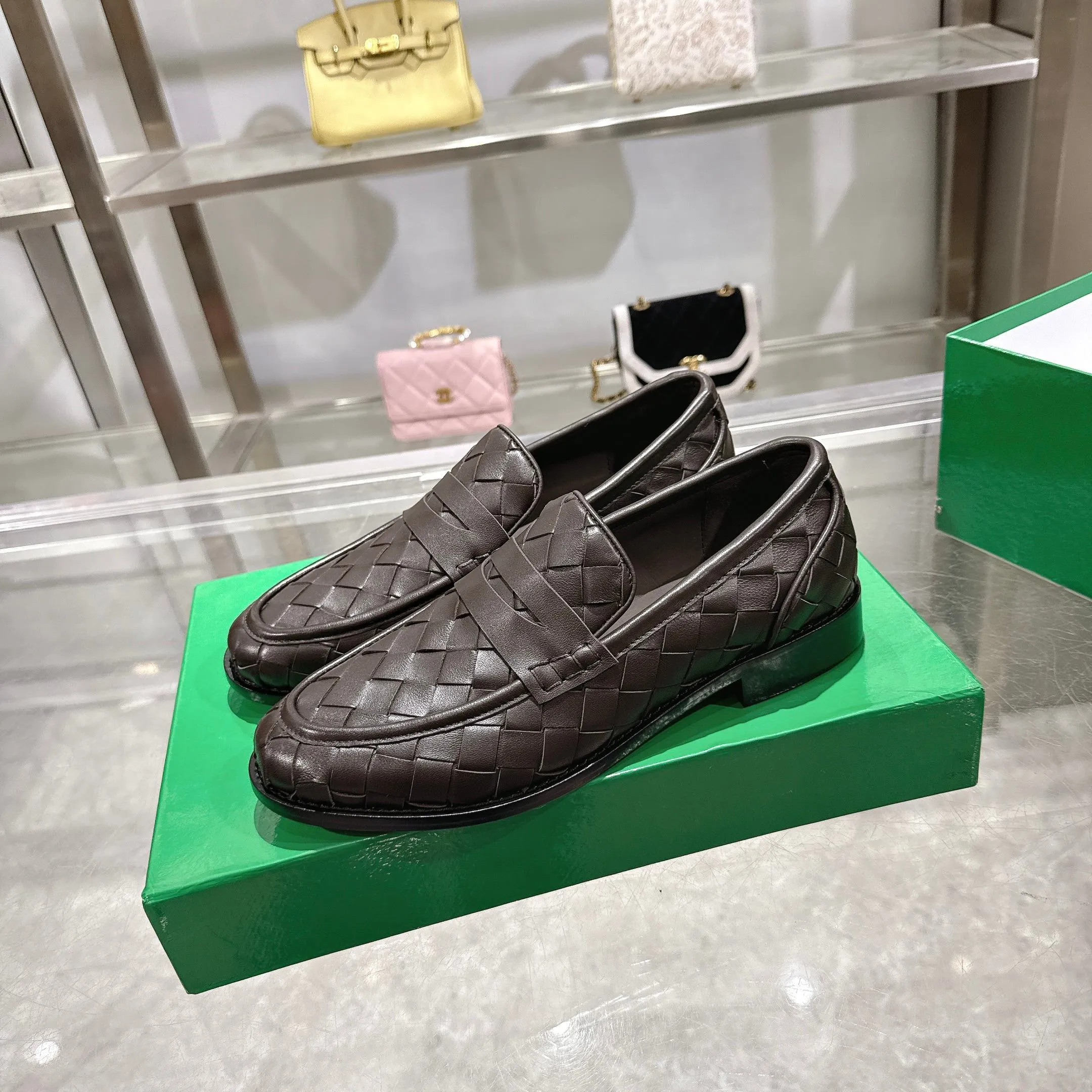 [BV] Top P: 820💰Size for couples: Female 35-39 Male 39--44 (Female 40. Male 38.45.46.47 customization is not returnable) [Note‼ ️] Add 💰 to size 46, add 💰 to size 47. Bottega Veneta small round toe braided formal leather shoes for couples in 2026 spring counters! Grained cowhide woven! Solid color Niuli! Leather outsole! [Rose][Rose]! Purely hand-woven and operated, the original board is reproduced one-to-one! quality assurance!